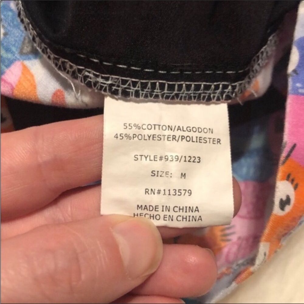 Cat Print Scrub Top - Picture 15 of 15